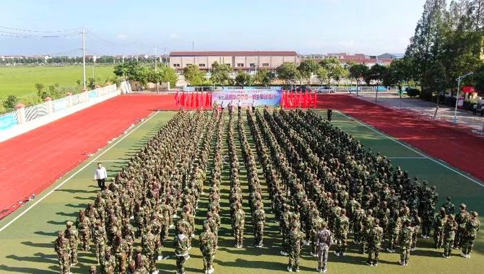 灌云县小学生社会实践基地举行四队中学新生军训开营！