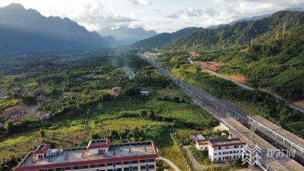 【大道之行 筑梦丝路】“一带一路” 青春为证｜老挝姐弟美丽、彭城：这是我们最好的选择！