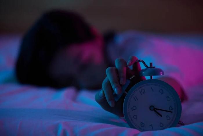 半夜易醒难入眠，问题到底出在哪里？几种常见的失眠类型，对症调养才有效~