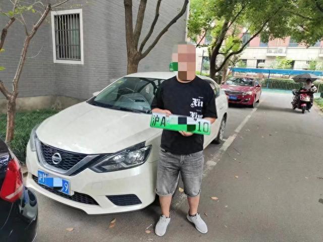 为省停车费，松江一男子伪造“油电混合”车牌进出小区被拘留