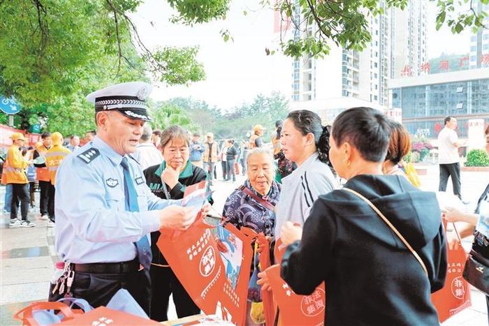 近日，六枝特区公安局交警大队组织民警深入开展“拒绝毒驾 平安出行”主题宣传活动。