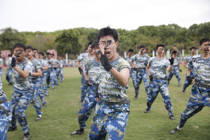 军训季，燃！15公里拉练领教长津湖战役，退伍学姐教官直呼军营相似度50%