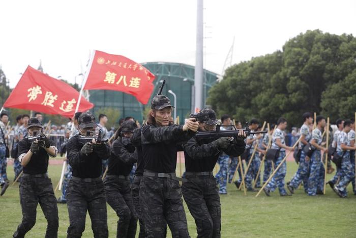 军训季，燃！15公里拉练领教长津湖战役，退伍学姐教官直呼军营相似度50%