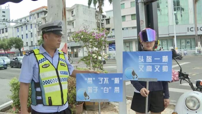 万宁交警出“新招”整治不戴安全头盔行为