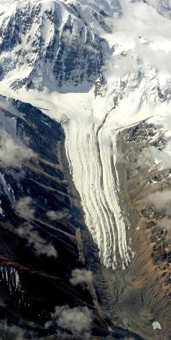 2022年5月，新疆伊犁的天山冰川。图/视觉我国