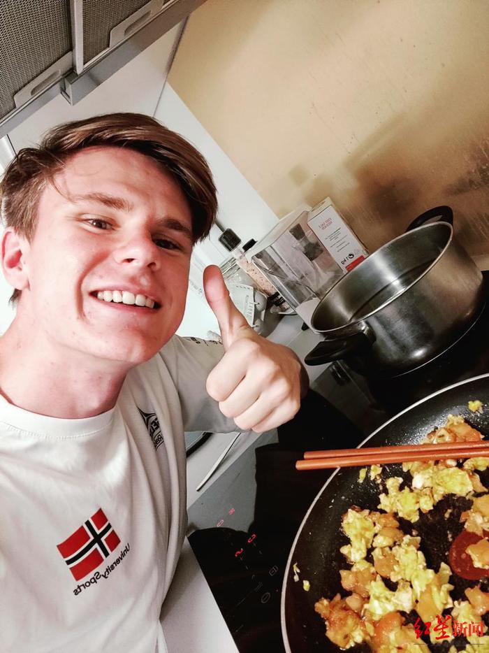 成都大运会后结成的跨国“饭搭子”：运动员在挪威做番茄炒蛋，志愿者在中国帮忙翻译菜谱