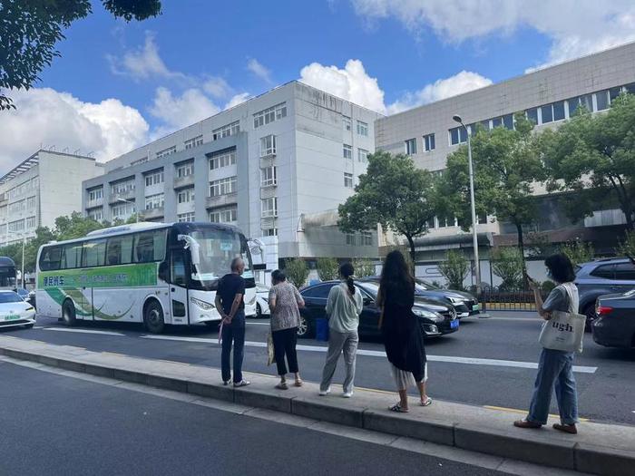 搬迁后老院附近居民就诊不便？听建议推出医疗班车服务，解决最后一公里难