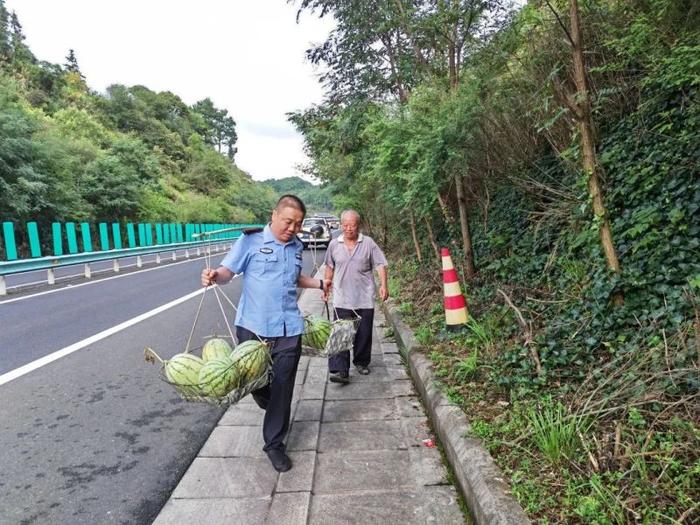 文明一分钟|老人挑瓜上高速 交警暖心当“挑夫”