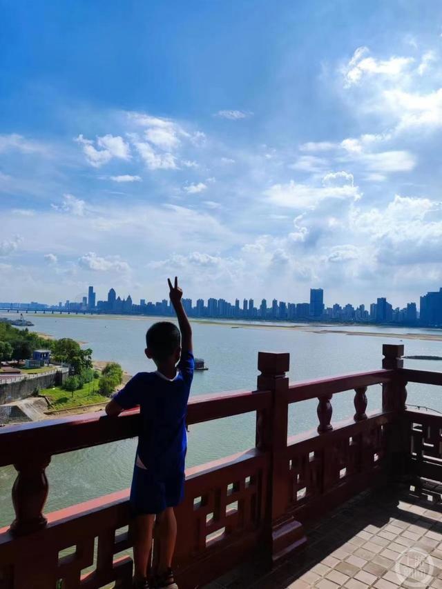 ▲谢女士的儿子背诵《滕王阁序》后登上滕王阁。