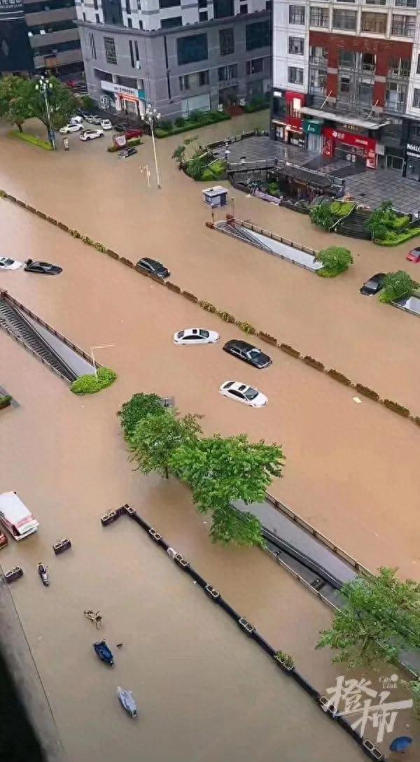 福州暴雨内涝严重道路积水超过1米，为何这家负一层的大排档能毫发无伤？