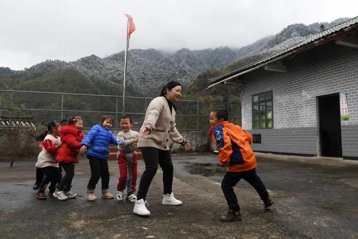 教育“守山人”的见证：一名新华社记者十一年的大山教师采访手记 | 草地周刊