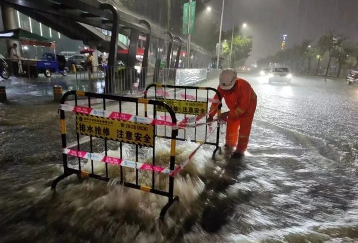 强降水夜袭珠江口，多地停课！最新消息→