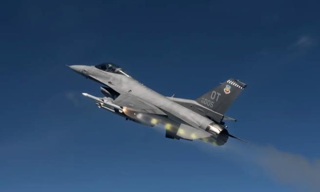F-16C战机试射AIM-120D-3空空导弹 资料图 图源:美国《防务邮报》网站