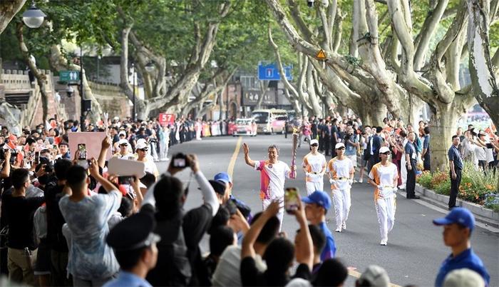 太燃啦！杭州亚运会火炬传递首日 现场精彩图集来袭（组图）