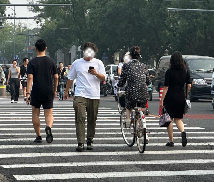 过马路、骑电动车还在看手机！北京街头有多少“低头族”？