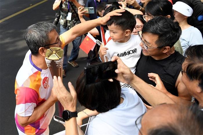 太燃啦！杭州亚运会火炬传递首日 现场精彩图集来袭（组图）