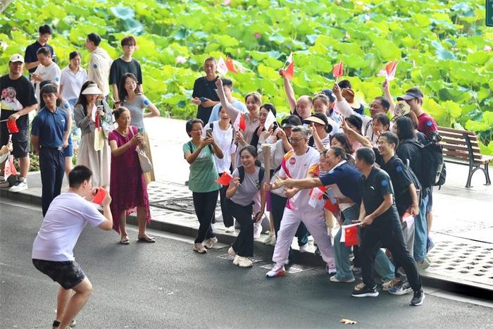 太燃啦！杭州亚运会火炬传递首日 现场精彩图集来袭（组图）