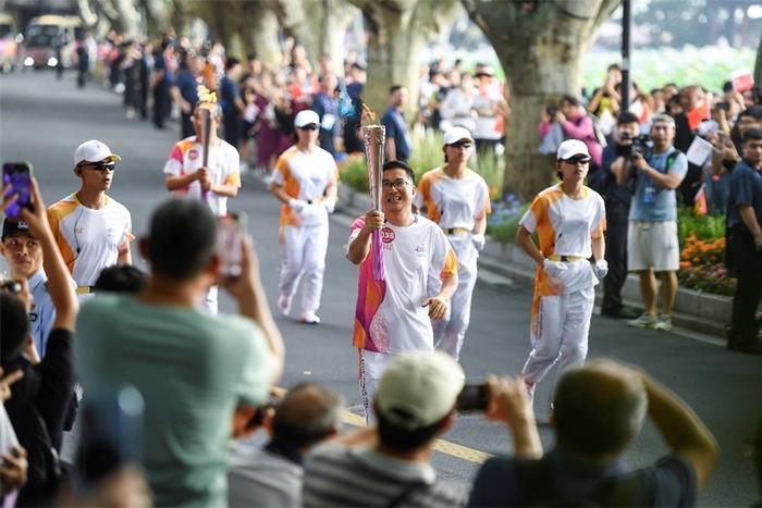 太燃啦！杭州亚运会火炬传递首日 现场精彩图集来袭（组图）