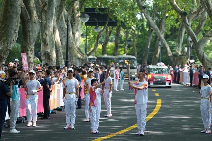 太燃啦！杭州亚运会火炬传递首日 现场精彩图集来袭（组图）