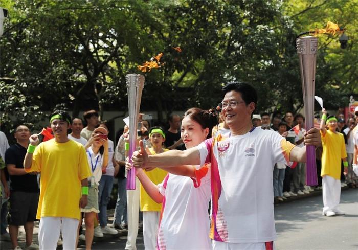 太燃啦！杭州亚运会火炬传递首日 现场精彩图集来袭（组图）