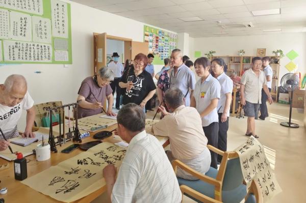 品质养老生活什么样？走进杨浦养老机构找答案→