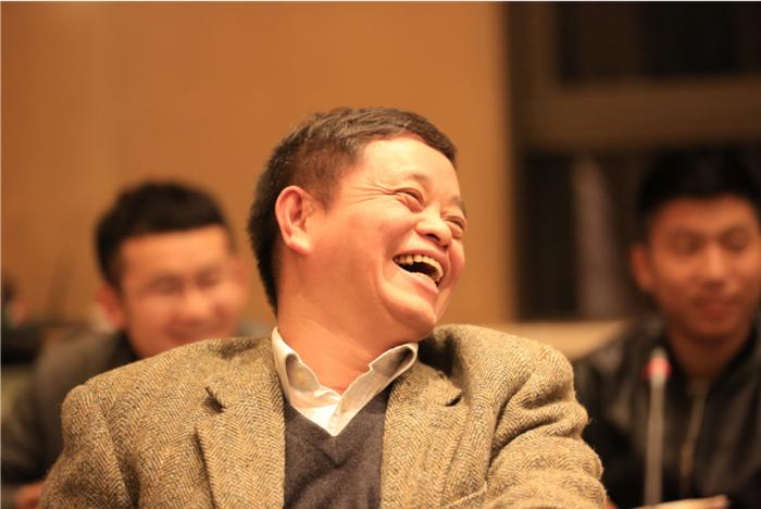 ▲龚新高与学生讨论时被自己的“stupidquestion”逗乐