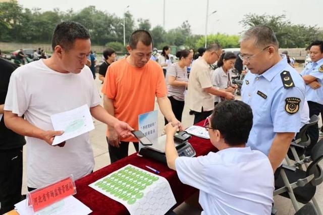 河北市场监管局为消费者手机贴重量标识 手机变砝码可快速识别“黑心秤”