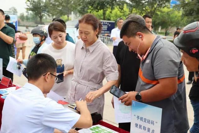 河北市场监管局为消费者手机贴重量标识 手机变砝码可快速识别“黑心秤”