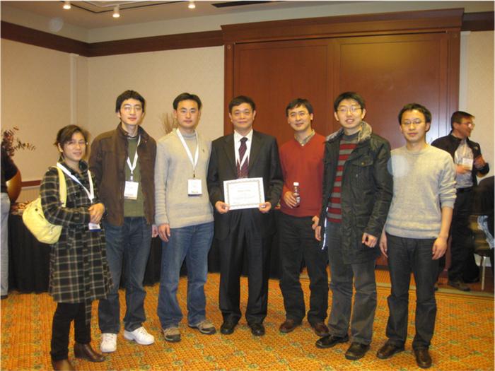 ▲2009年,龚新高领取APSFellow(美国物理学会会士)证书时与学生合影