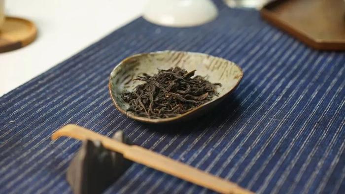 凤凰山核心产地「鸭屎香」，茶中香气天花板，一片单丛满屋香