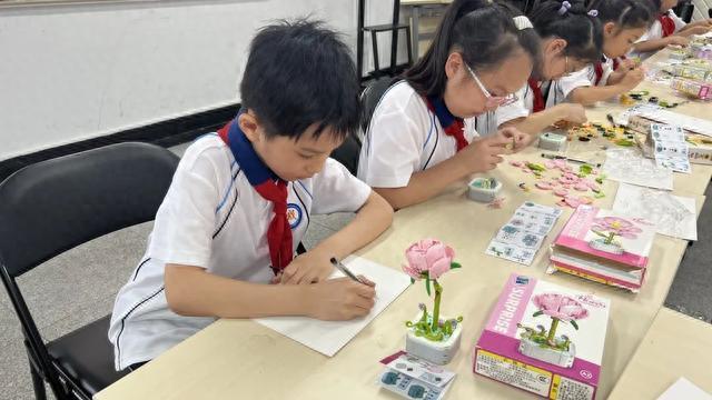 “一朝沐杏雨，一生念师恩”学生制作积木花束表达对老师的感激之情