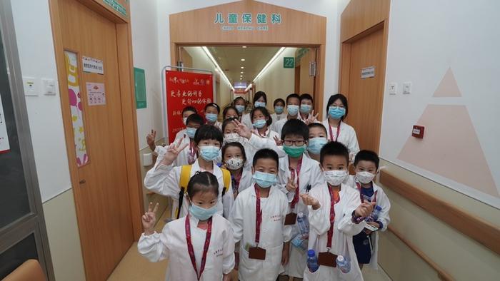 “小医生”体验“大专家”的一天 上海市儿童医院开展“医院开放日”活动