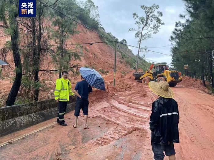 广东茂名多地因强降水发生险情 多部门采取措施抢险救灾