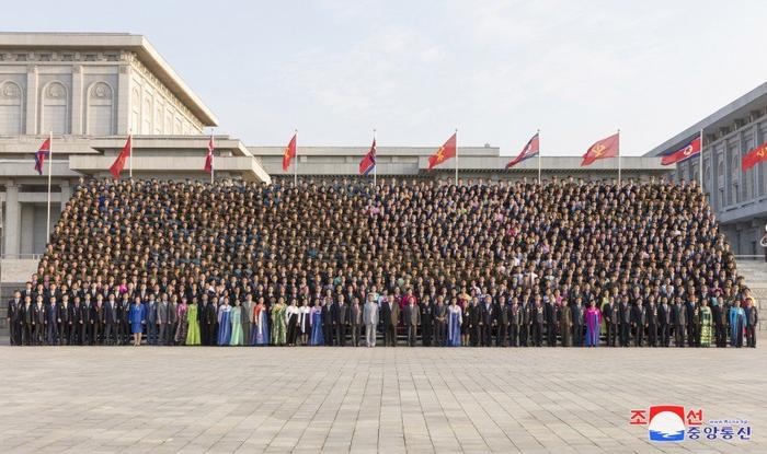 朝中社：金正恩同朝鲜共和国成立75周年庆祝活动参加者合影留念