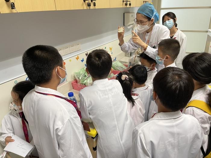 “小医生”体验“大专家”的一天 上海市儿童医院开展“医院开放日”活动