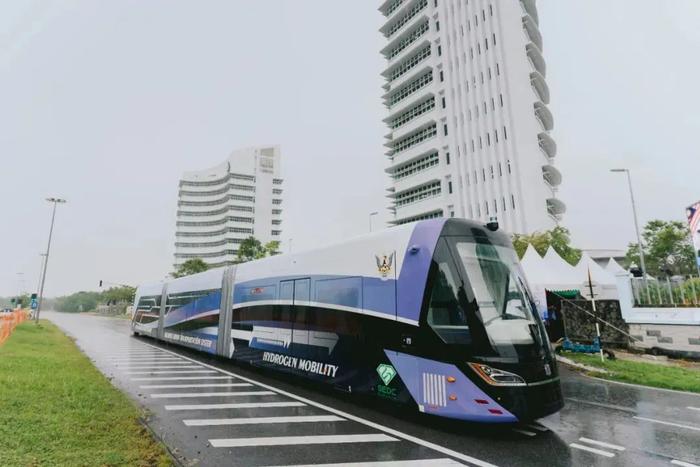 中国中车自主研制的全球首列氢能源智轨电车在马来西亚开启试跑