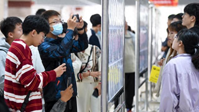 曾湘泉谈解决就业矛盾：有的专业应该考虑不设本科