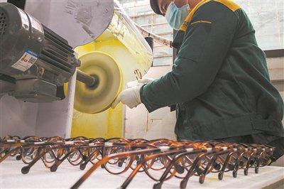 浙江通达光学有限公司车间里,工人正在生产眼镜。 杨冰杰 摄