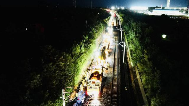 给沪蓉大动脉“扫一扫”污土 了解一下铁路“清筛施工”怎么干