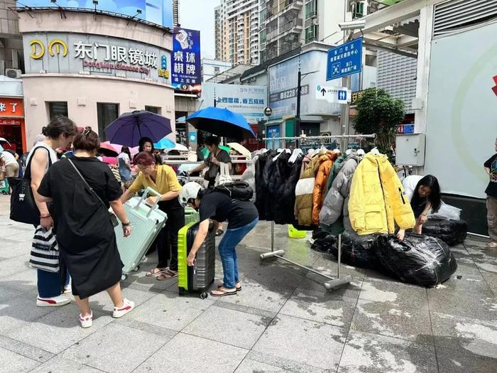 ​【特写】暴雨后的深圳东门地下商场