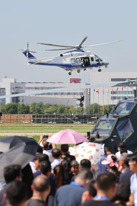 第六届中国天津国际直升机博览会开幕 救援演示等飞行表演大饱眼福