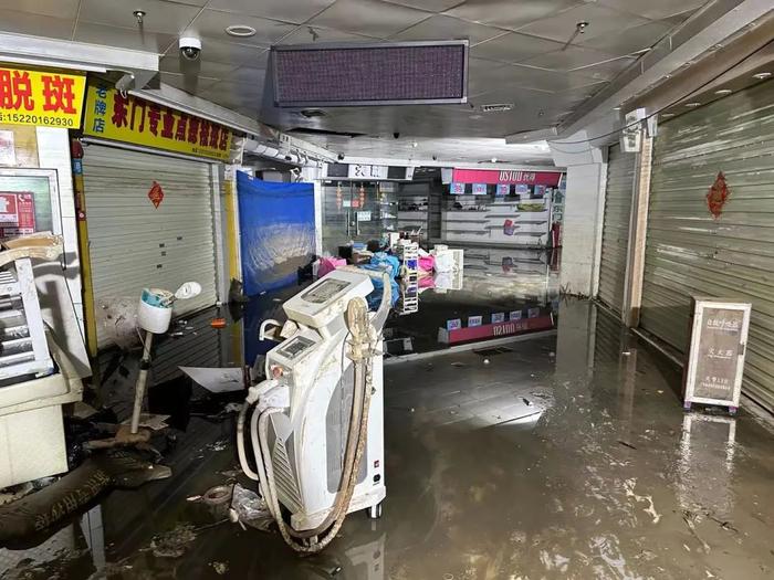 实探暴雨后的深圳东门地下商场