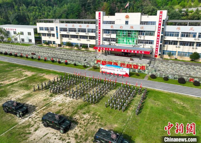 武警福建省总队三明支队举行第二届群众性练兵比武暨军事体育运动会。 钟炜俊 摄