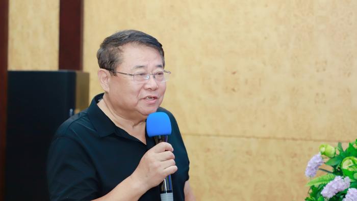 ▲长春肿瘤医院院长王晓男演讲