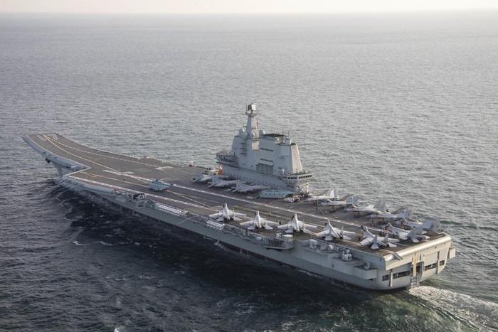 在某海域,山东舰歼-15舰载机列阵甲板(2020年12月1日摄)。(新华社发)