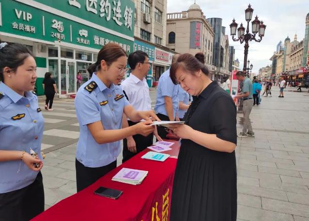 黑龙江省伊春市市场监管局伊美分局“三个并重”推动化妆品普法宣传活动走“新”更入“心”