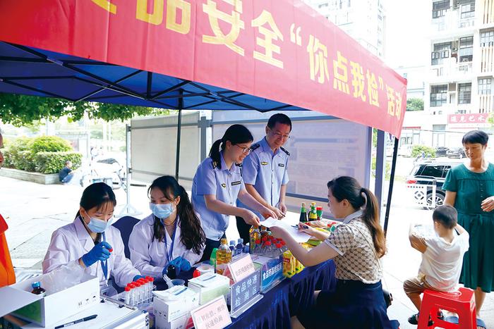 广西壮族自治区南宁市市场监管局、南宁市食品药品检验所走进社区开展食品安全“你点我检”活动