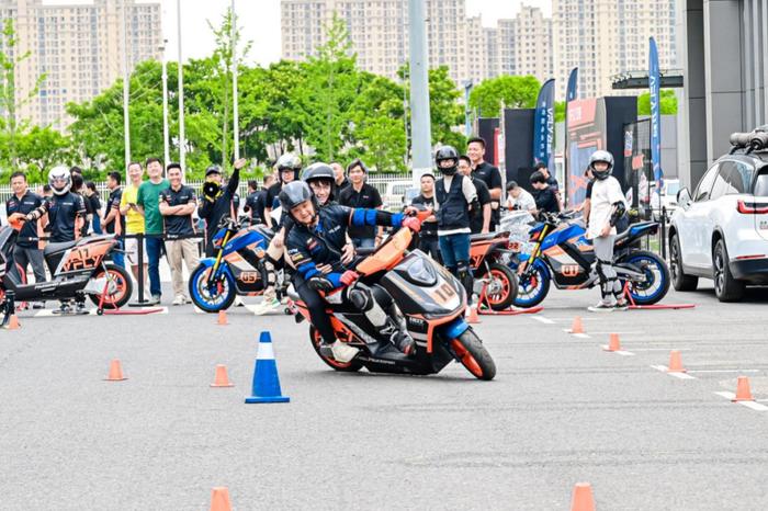 飞越骑行学院第三期揭幕，中国摩博会C弯感受“性能+智能”的跨时代产品！