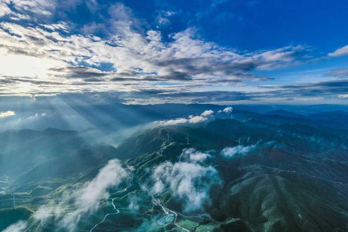 湖南蓝山：高山云雾景如画