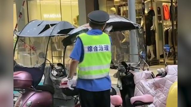 重庆梁平一执法人员划破电动车篷伞引众议 律师：系侵权执法，市民可依法追偿